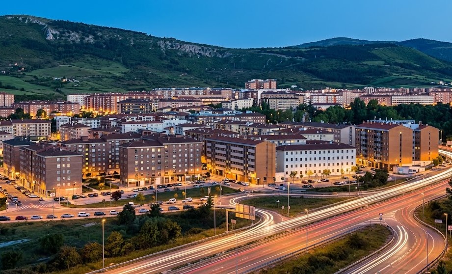 Vista urbana del municipio de Ansoain y la Ronda Norte en Navarra
